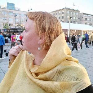 Augalais margintas šilkinis šalikas "Prisirpusi vasara 4"